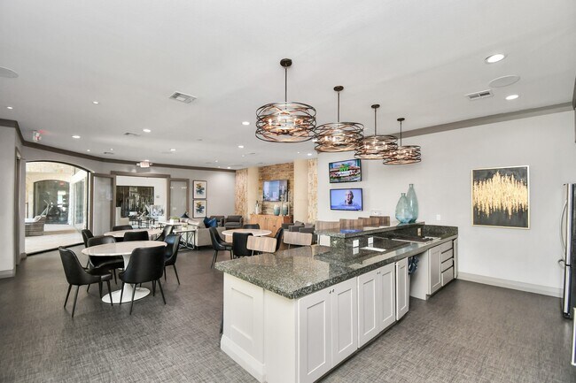 Building Photo - 6777 Sommerall Dr