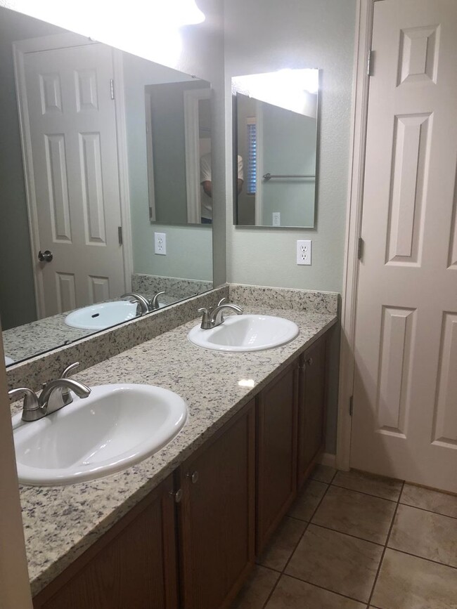 Building Photo - Well Maintained 2 Bed 3 Bath 2 Car Two-sto...