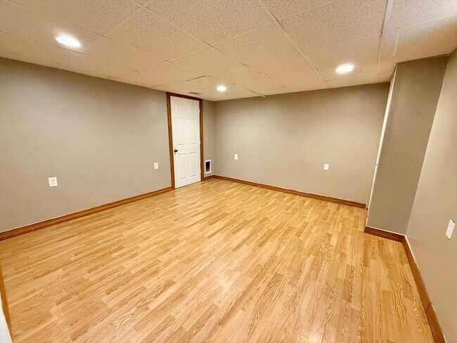 Building Photo - Three bedroom townhouse in beautiful Whitp...