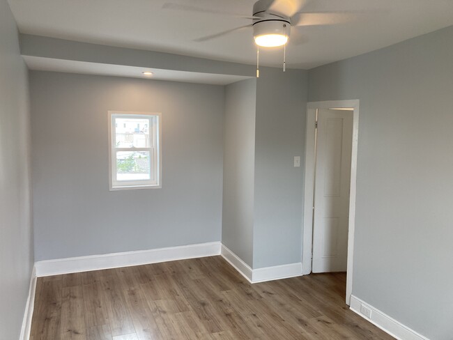 The cozy 3rd floor bedrooms feature cosy radiators, freshly laid floors and new windows. Use them a - 2621 E Somerset St