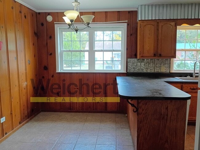 Building Photo - Spacious 4-Bed Home with Fenced Backyard