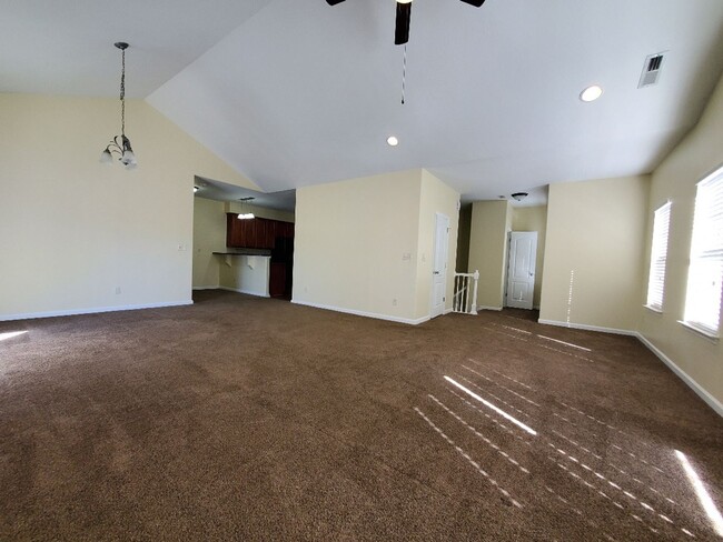 Building Photo - Move-In Ready 3BR Home with Great Living S...