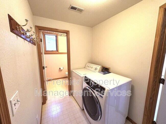 Building Photo - 4041 Pine Cove Rd