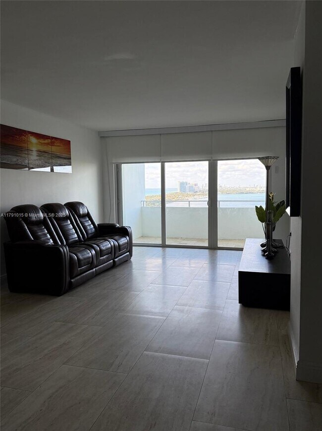 Building Photo - 500 Bayview Dr
