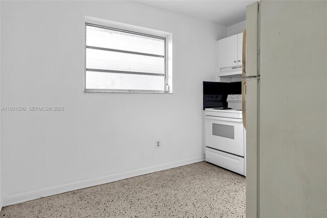 Building Photo - 644 SW 10th St