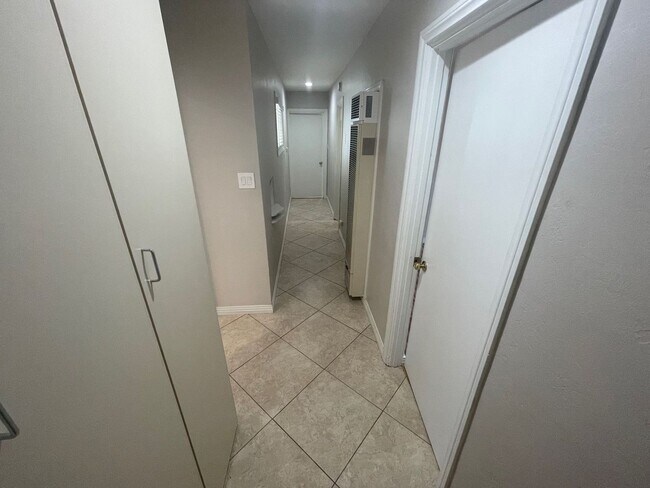 Building Photo - 4BD/2BA House on 63rd!