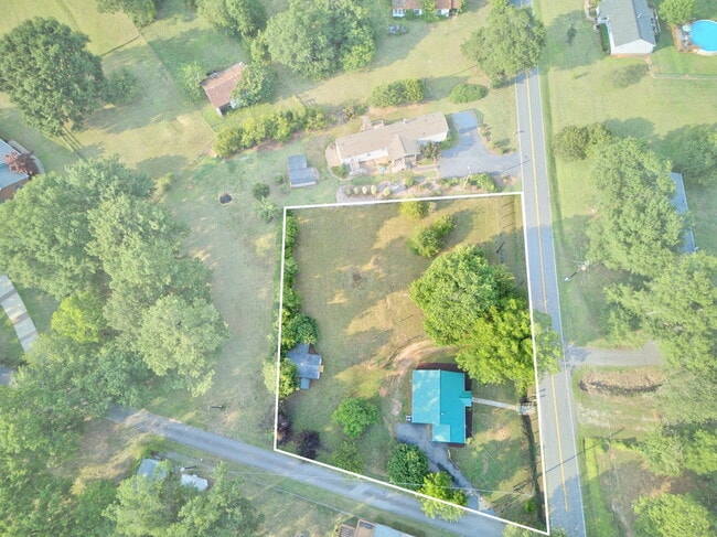 Building Photo - 611 Holston Creek Church Rd