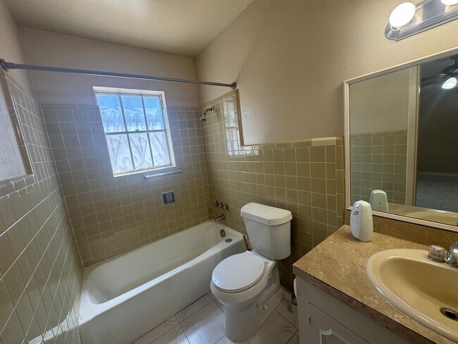 Building Photo - 302 Huisache Dr