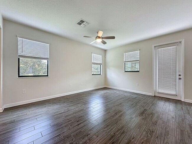 Building Photo - Beautiful Furnished townhome in Vistas of ...