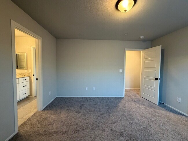 Building Photo - GATED 4 BED 2.5 BATH 2 CAR GARAGE SINGLE FAMILY HOME w/ LOFT, BEDROOM DOWNSTAIRS, NEXT TO COMMUNI...