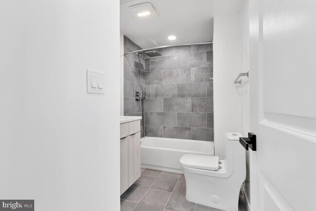 Building Photo - 506 H St NE