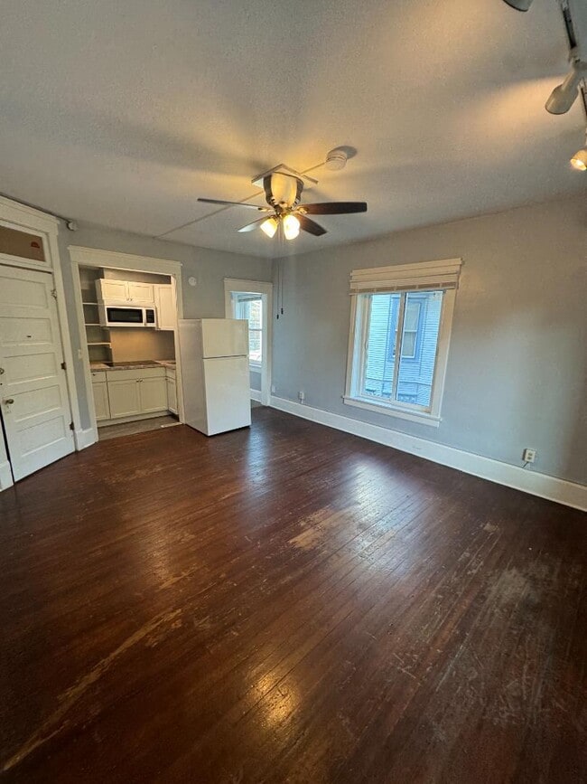 Building Photo - 602 E Grove St