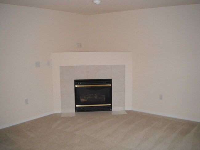 Building Photo - Spacious home and yard ready for you!