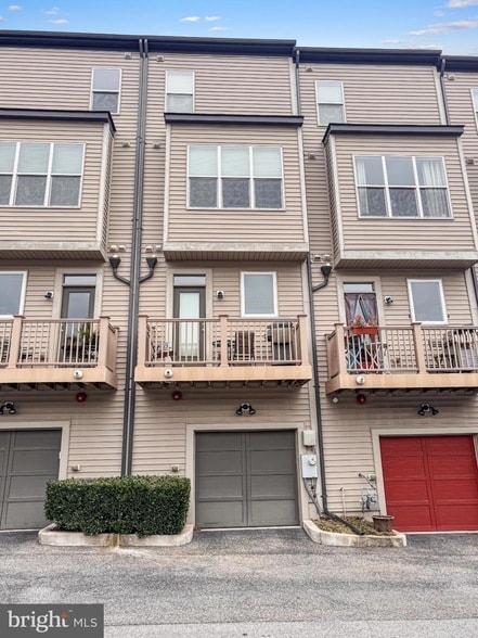 Building Photo - 5610 45th Ave