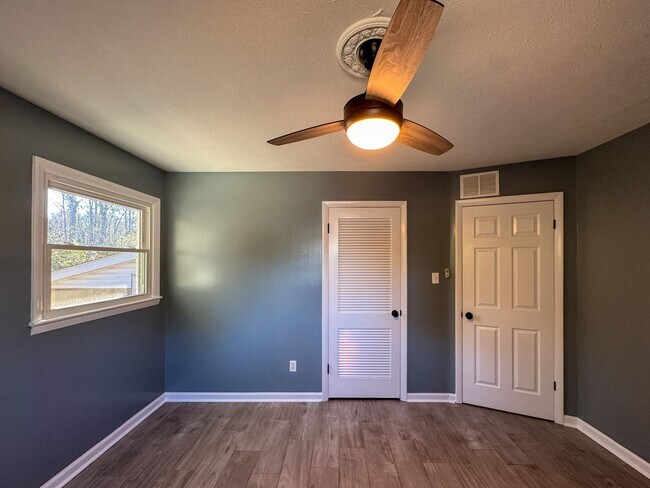 Building Photo - Charming 3 Bed 1.5 Bath Home with Flex Room