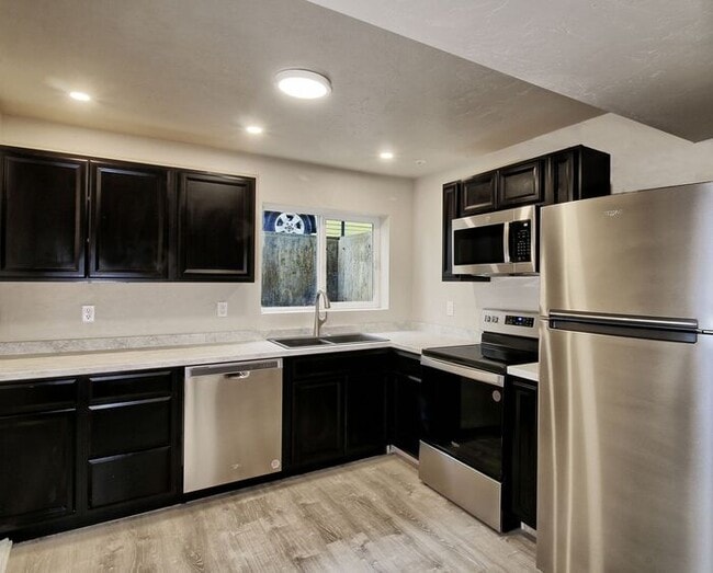 Building Photo - Nice 3 Bed 1 Bath Basement Apartment Close to Downtown GJ