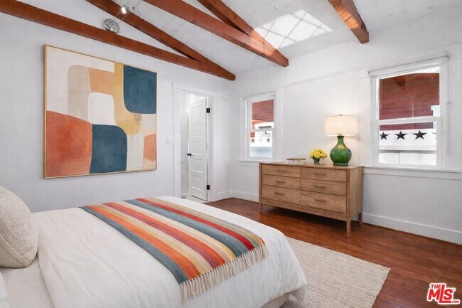 Building Photo - 915 Palms Blvd