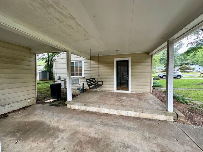Building Photo - Charming Cottage situated on a nice lot in...