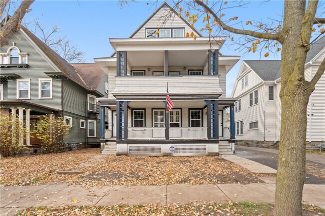 Building Photo - 483 Alexander St