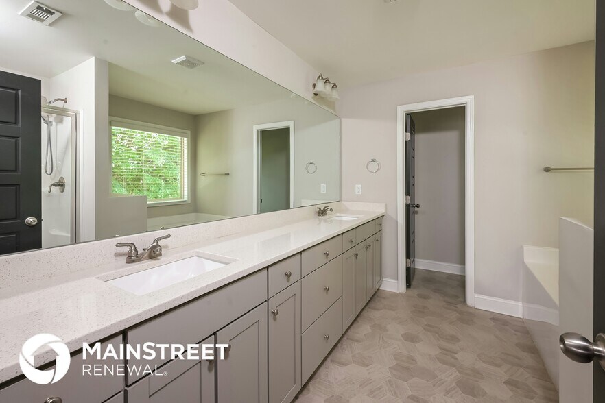 Building Photo - 707 Overlook Gln Dr