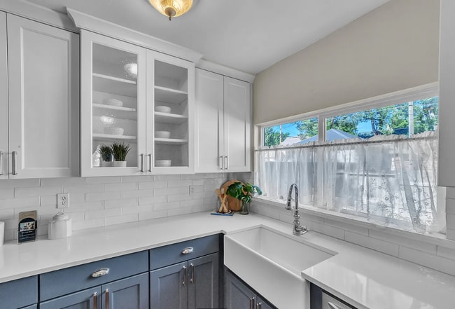 Building Photo - MOVE IN SPECIAL! Beautiful 5 Bedroom Home with Lots of Natural Light