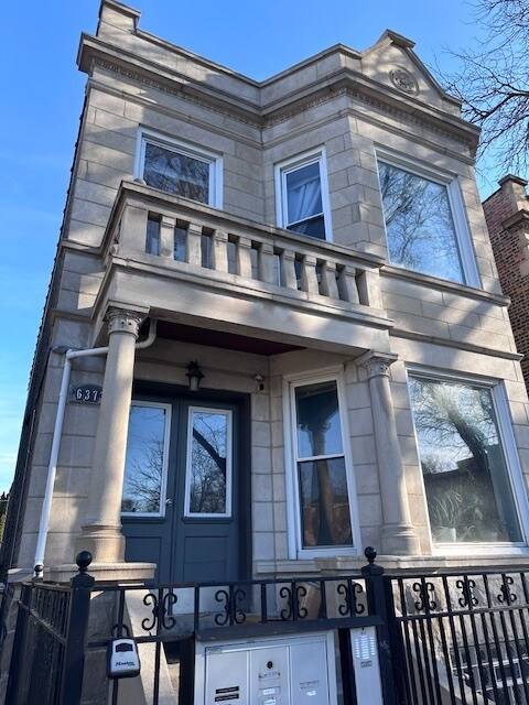 Building Photo - 6373 N Paulina St