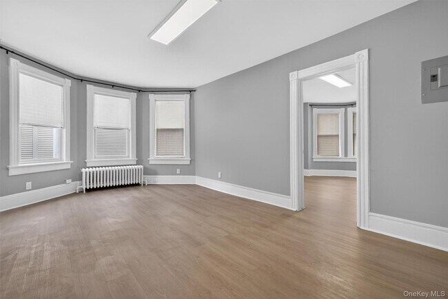 Building Photo - 107 Maple St