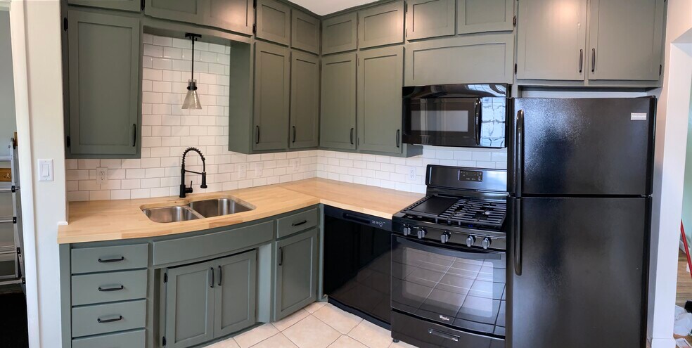 Building Photo - 1021 Chalmers Ave