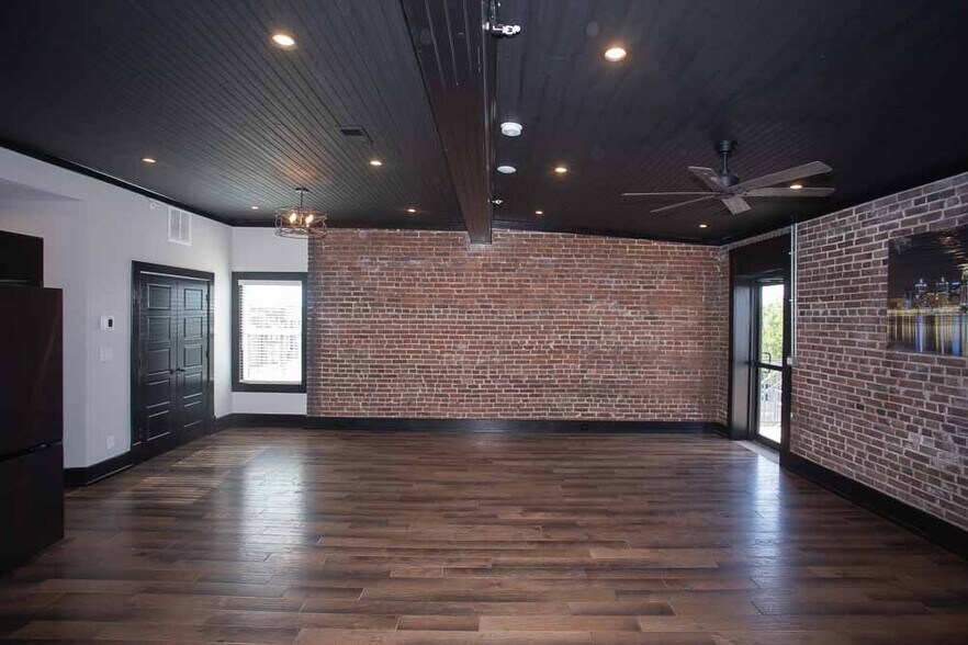 Building Photo - 1529 W Market St