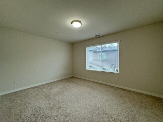 Building Photo - Modern Lynnwood 2BD/2.5BTH Townhome for Lease! Small Pet Friendly!