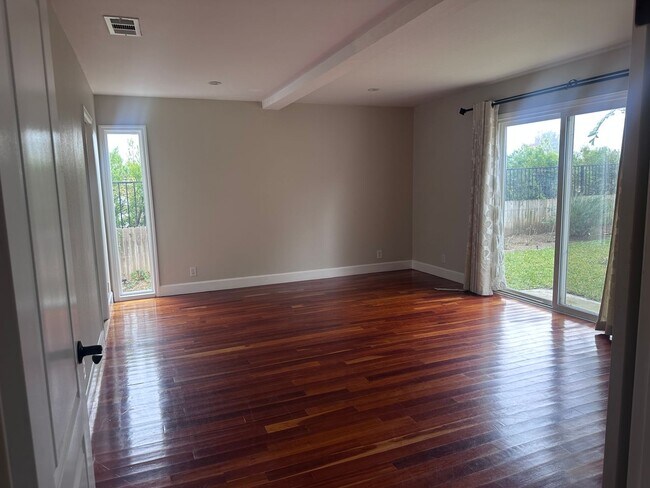 Building Photo - Stunning 3 bedroom + Den with Large Yard!