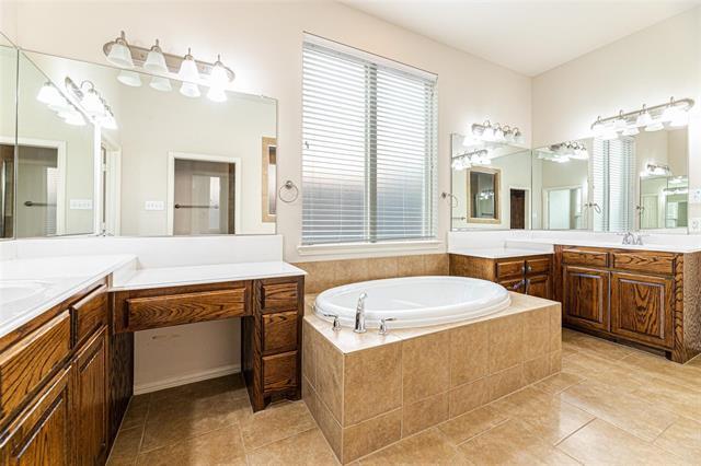 Building Photo - 6305 Canyon Crest Dr