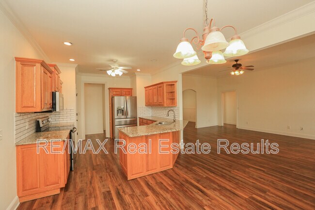 Building Photo - 303 NW Palomino St