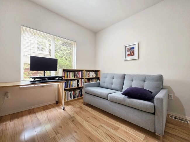 Building Photo - Spacious 3-Bed, 3-Bath Home with Lower Level Bedrooms, Patio, and Garage Near Factoria Mall & Dow...