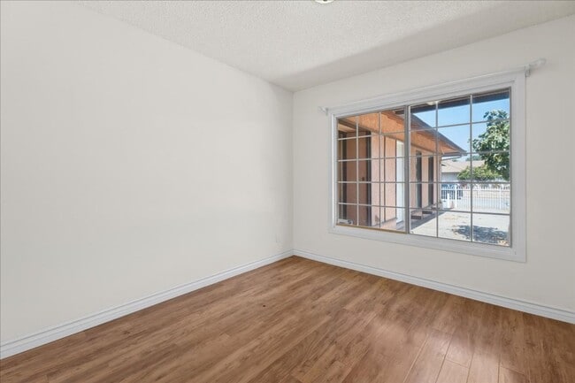 Building Photo - Spacious 3 Bed 2 Bath House w/ Central A/C...