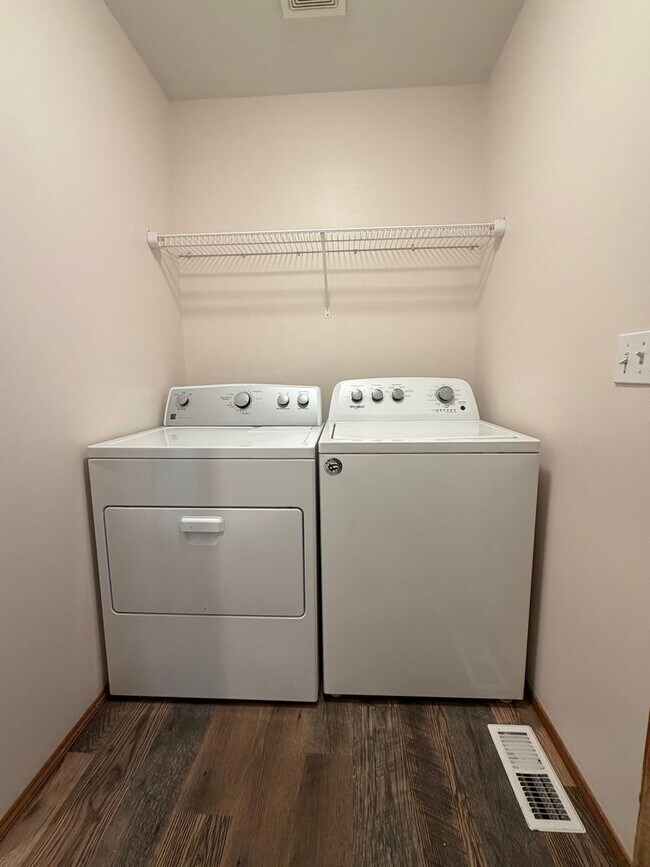 Building Photo - Beautifully updated 3-bedroom, 2-bathroom www.stillproperties.com