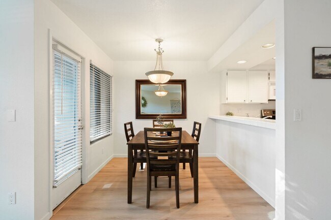 Building Photo - 2 bedroom Condo