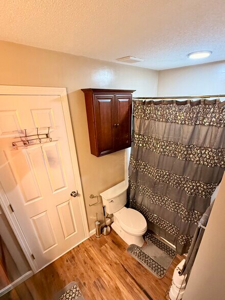 Full bathroom (Jack & Jill entrances) - 11 Devon Club Ln