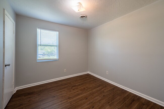 Building Photo - 2305 Oketo Dr