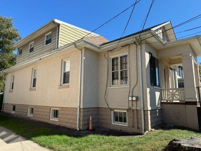 Building Photo - Great Home For RWJMS/Rutgers Students * Walk to New Brunswick/Highland Park Nightlife * All Utili...