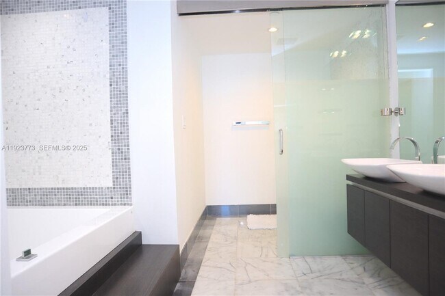 Building Photo - 200 Biscayne Blvd Way