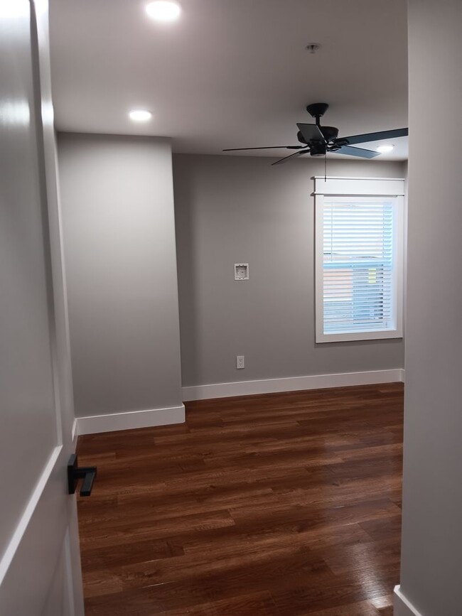 Building Photo - 4BR/4BA Townhome in Fort Sanders | Off Cam...