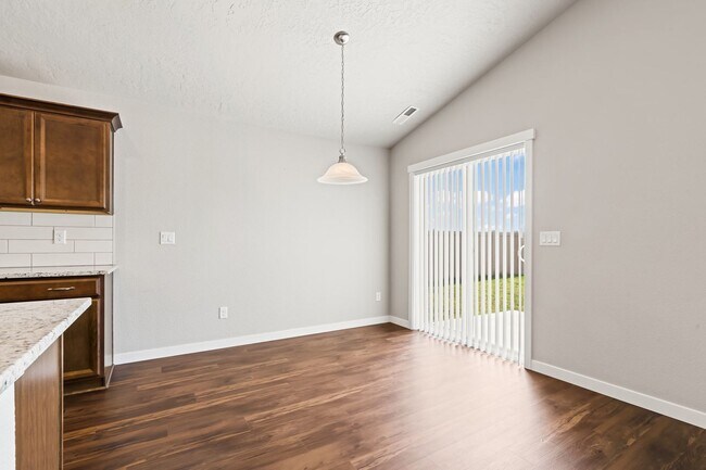 Building Photo - 4 Bedroom, 2 Bath Gorgeous Nampa Home on a...