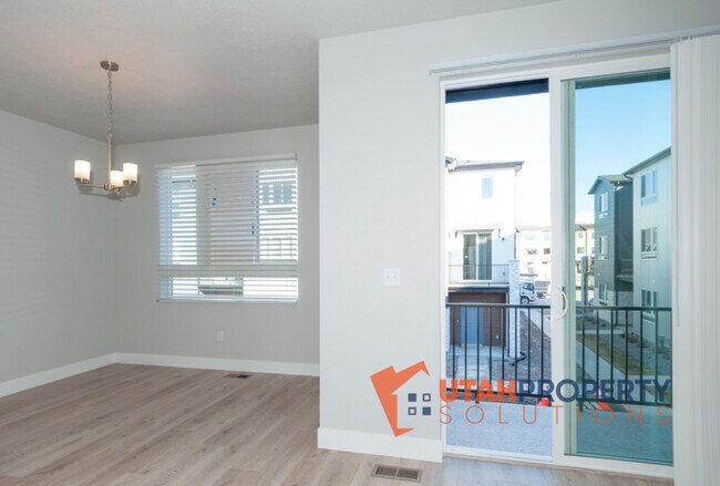 Building Photo - 982 W 380 S