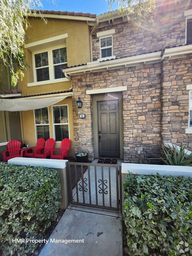 Building Photo - Beautiful two-story townhouse in Fontana G...