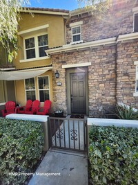 Building Photo - Beautiful two-story townhouse in Fontana G...