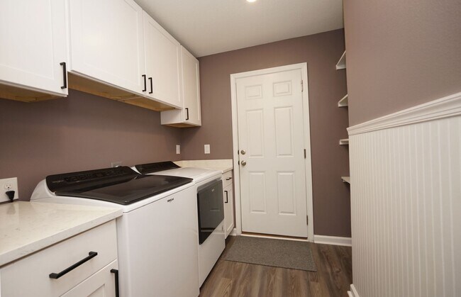 Building Photo - Central Freeport Location with Community Pool