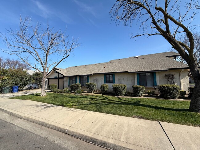 Building Photo - Temescal &amp; Moonstar Duplex