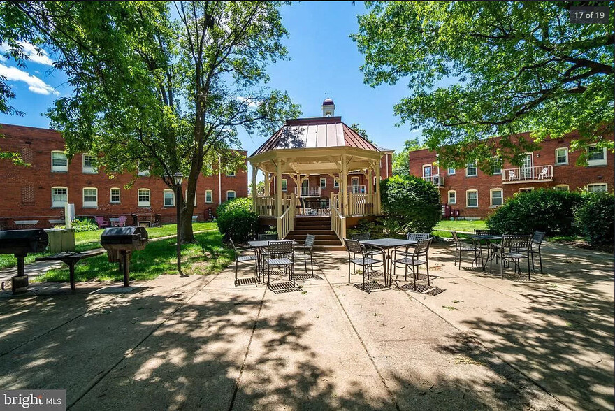 Building Photo - 1301 E Abingdon Dr