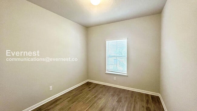 Building Photo - 5 Bed / 2 Bath Home with Fenced Yard & Garage / Pet-Friendly / Vouchers Accepted / Available Now!...